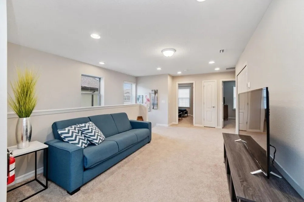 Windsor At Westside Luxury Pool 5 Bedroom Home by Redawning