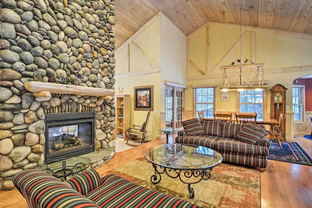 2 Mi to Schuss Mtn! Northern Retreat w/ Game Room