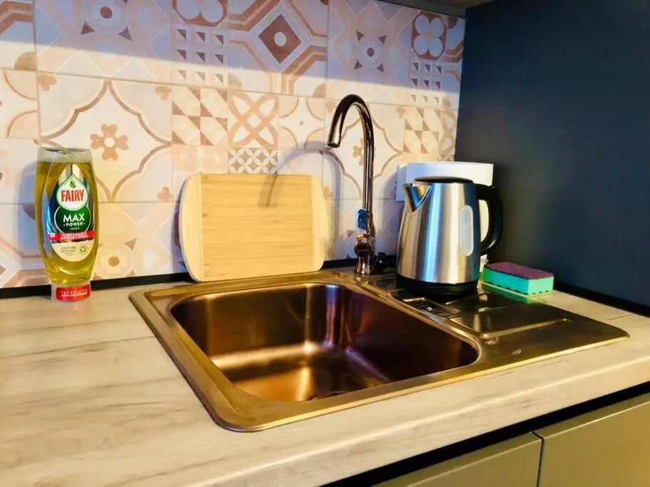 Modern and New Apartment near City Center V6B-64