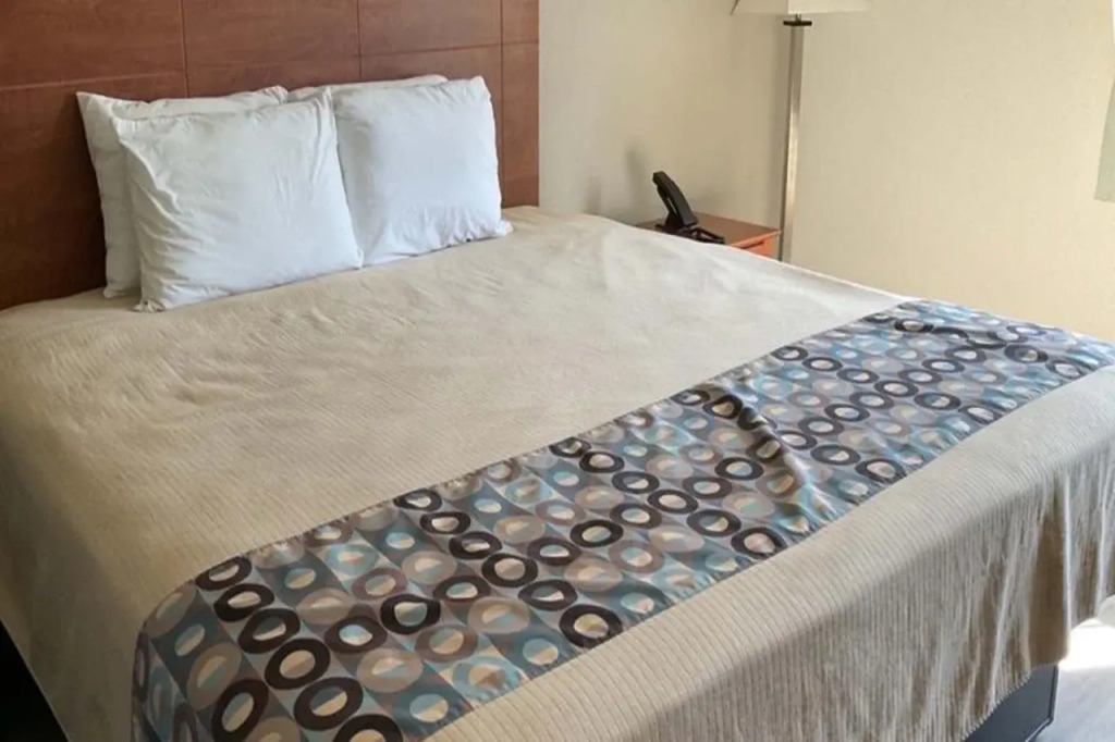 Motel 6 Putnam CT