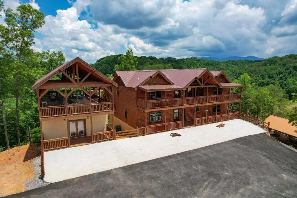 Wilder by Avantstay Group Retreat Pool + Hot Tub + Views Near Pigeon Forge Sleeps 24