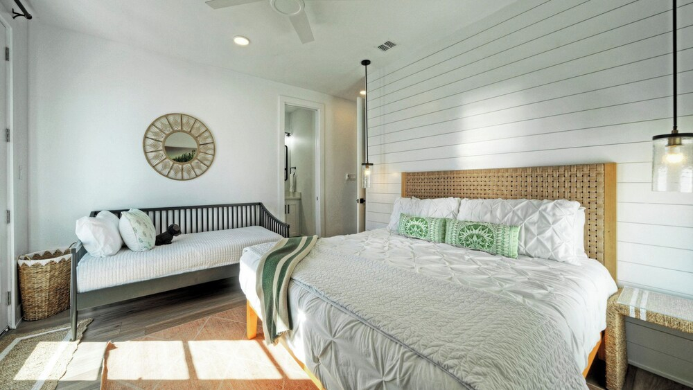 Dune & Done by Avantstay Outdoor Lounge + Firepit Shared Pool + Golf Cart Zone Mustang Island Beach