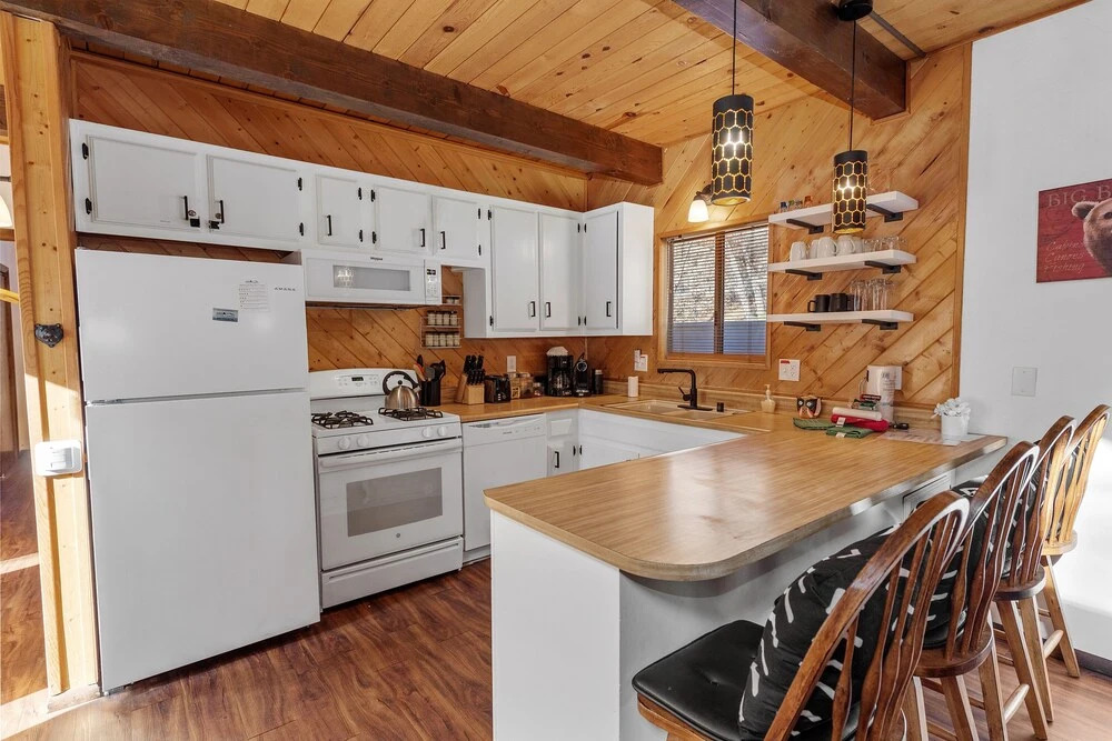 Alpine Retreat Cali Bear - A Forest Escape Complete With Hot Tub And Forest Views! 2 Bedroom Cabin