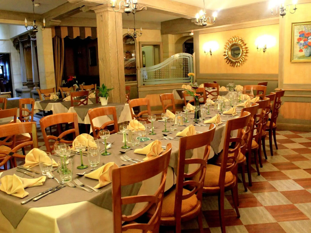 Logis Hôtel Restaurant Au Cerf dOr