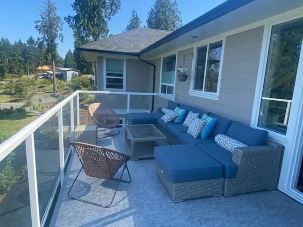 John and Jacqueline Big 4 Bd, 4 Ba home, Steps to Ocean with EV Charger