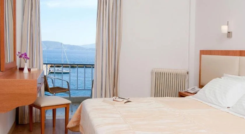 Saronis Hotel