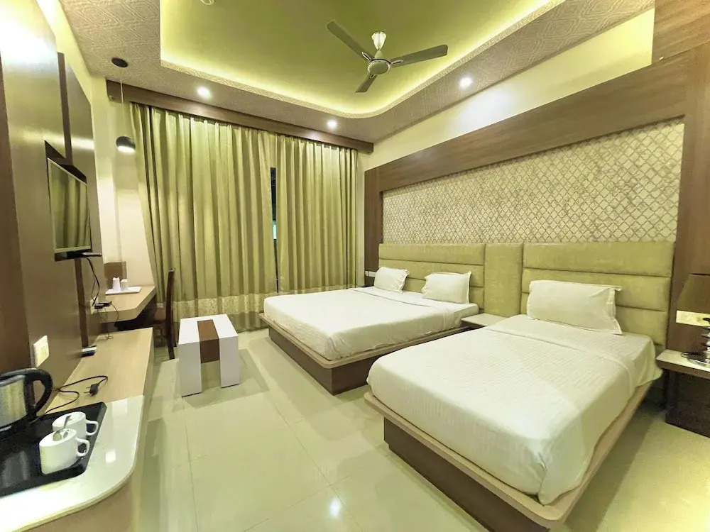 Hotel KUBER PALACE - Sea beach & Temple