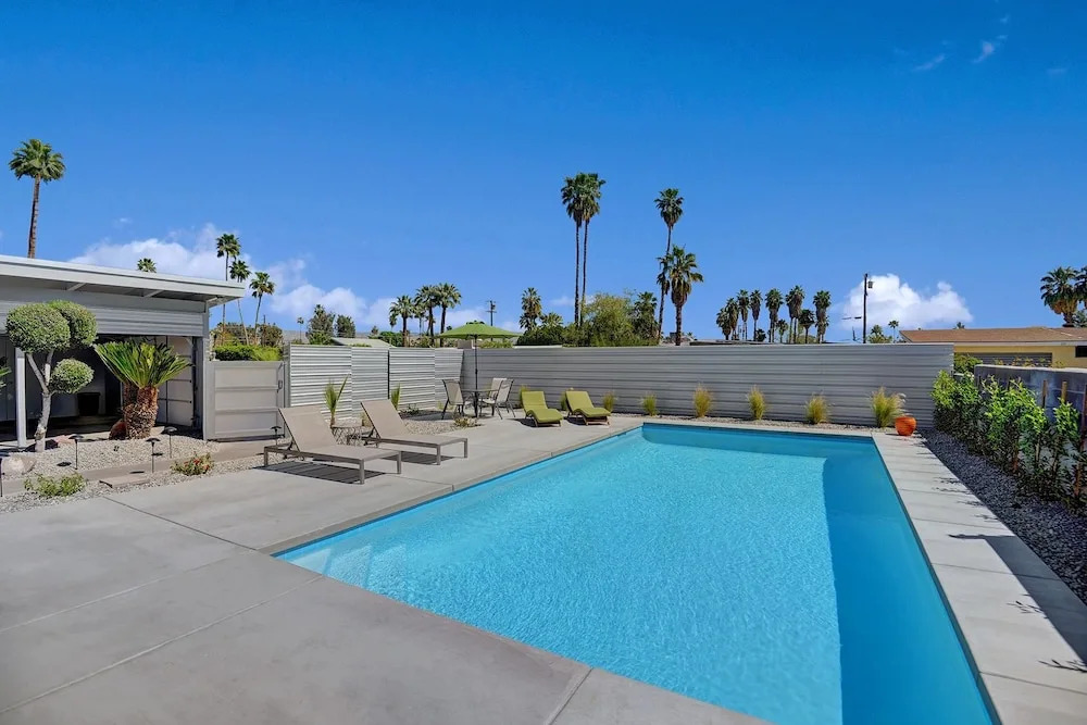 4br/3ba W/front Yard Pool In Southeast Palm Springs 4 Bedroom Home