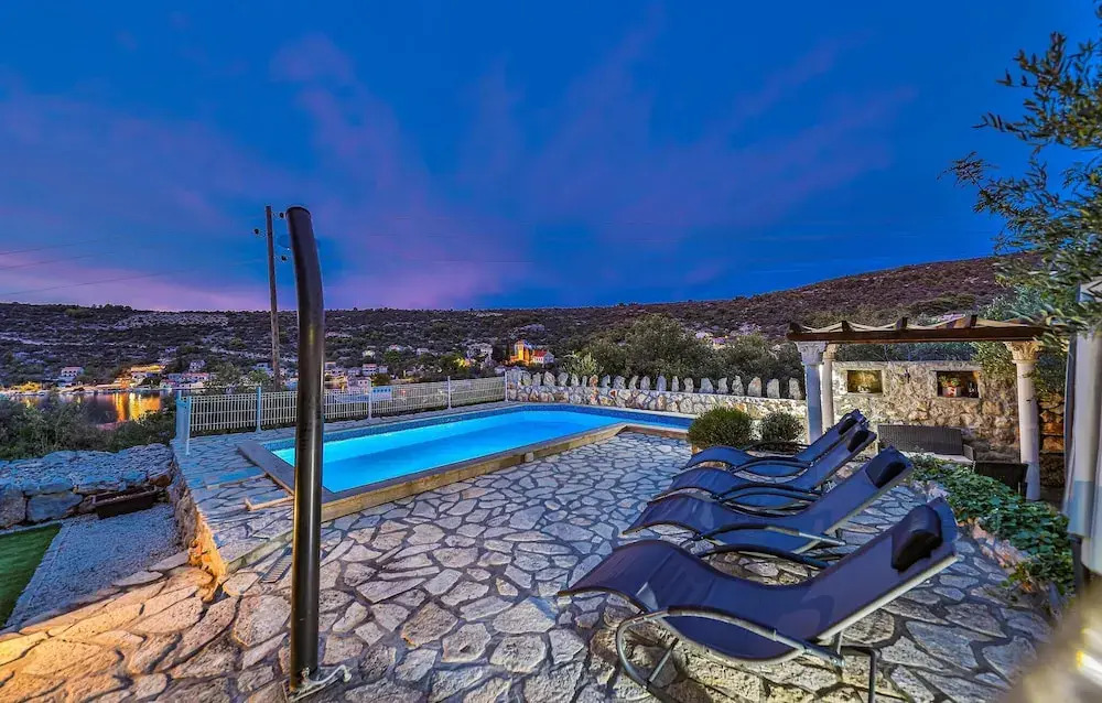 Beautiful Home in Drvenik Veliki With Wifi and 2 Bedrooms