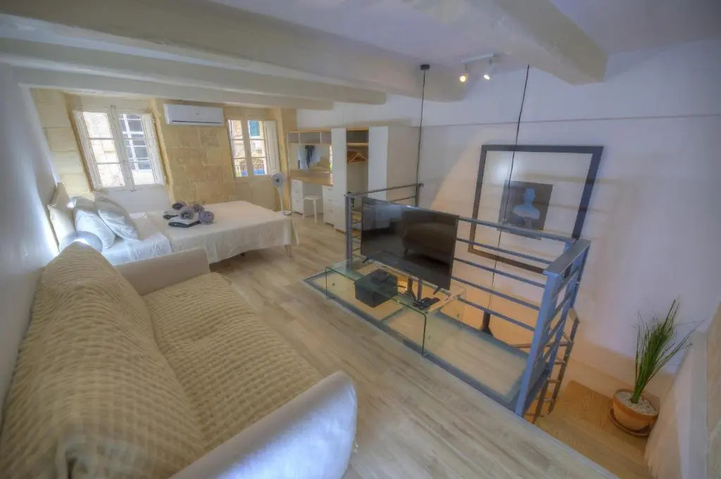 Cute and modern duplex apartment in ideal location RCAS1-1