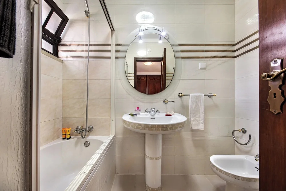 Spacious 4 bedroom villa, private pool, free air conditioning and wifi
