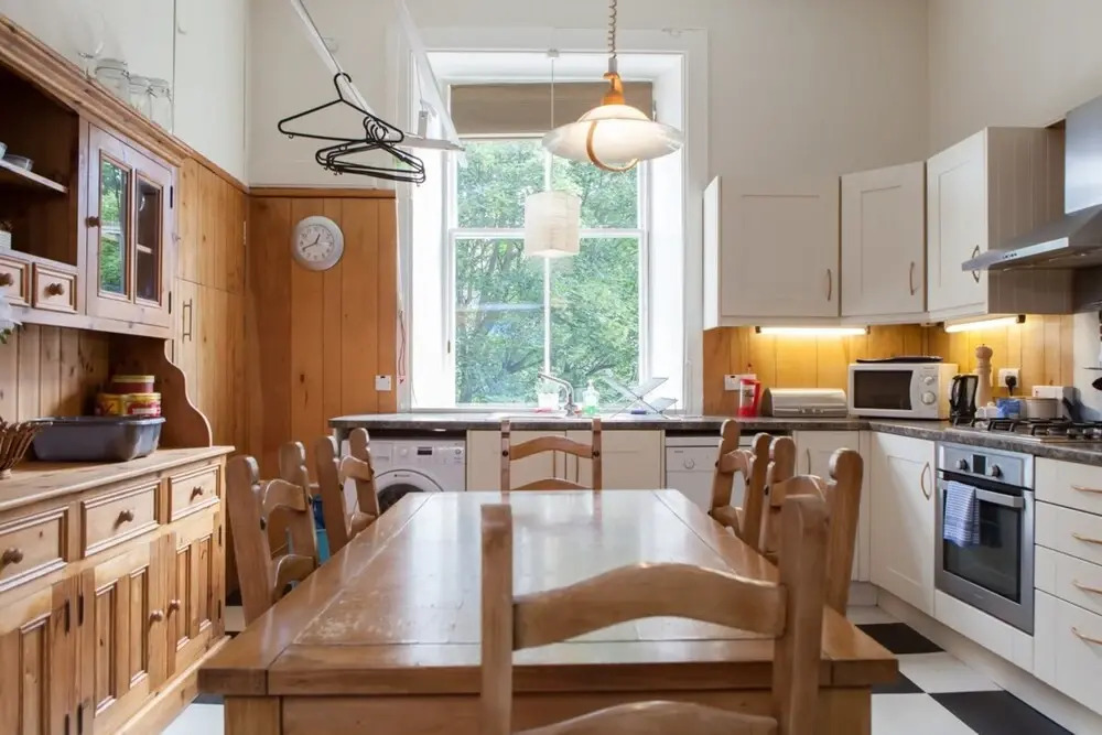 4 Bedroom Apartment Near The Meadows