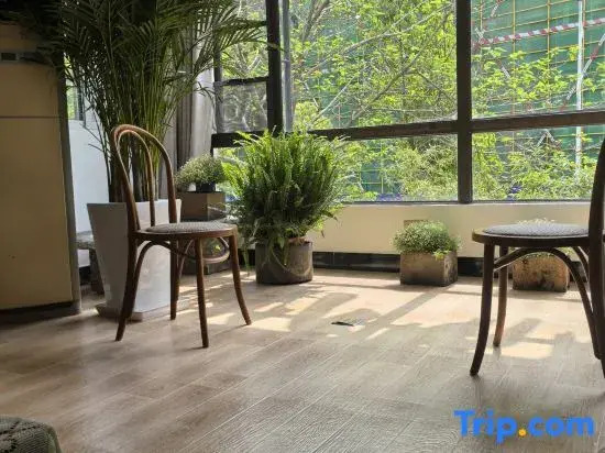 Lily Grocery Homestay (Taoxichuan Creative Plaza)