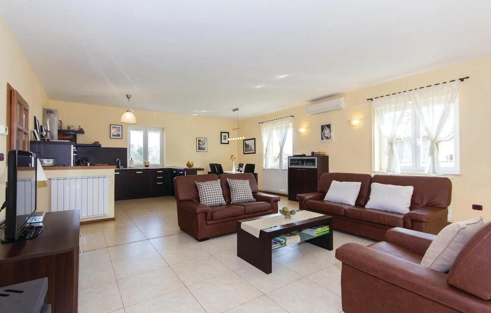 Amazing Home In Liznjan