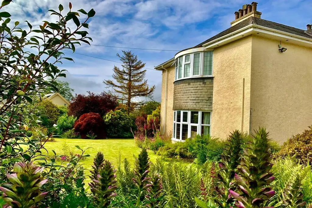 Hectors House comfortable 4 bed house in mature gardens