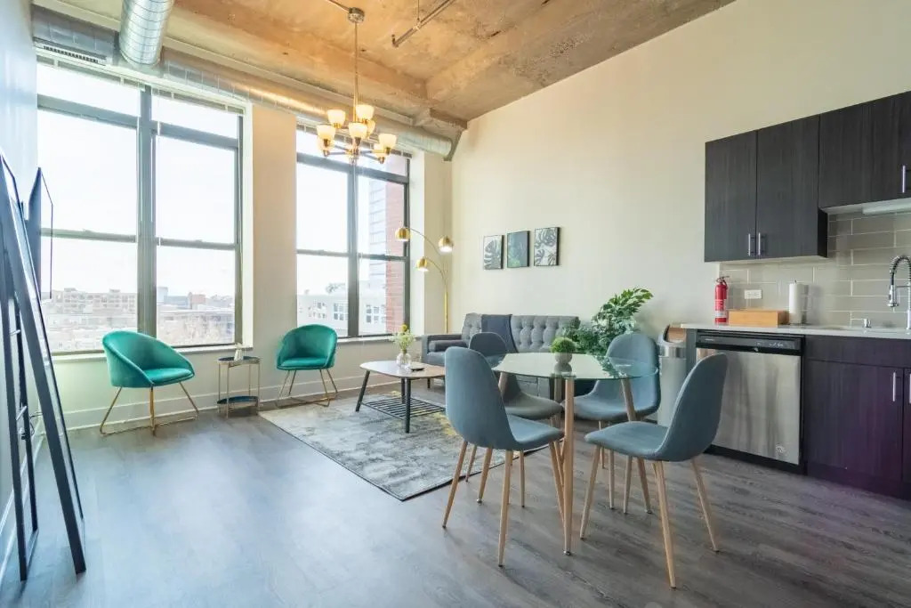 McCormick Place 420 friendly 2br-2ba on Michigan avenue with optional parking for 6 guests