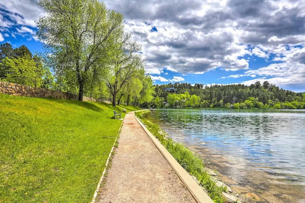 Charming Rapid City Apartment: Walk to Lake!
