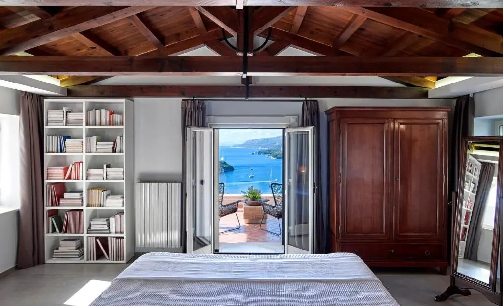 Luxurious 4 bedroom villa Xris with infinity pool and beach access