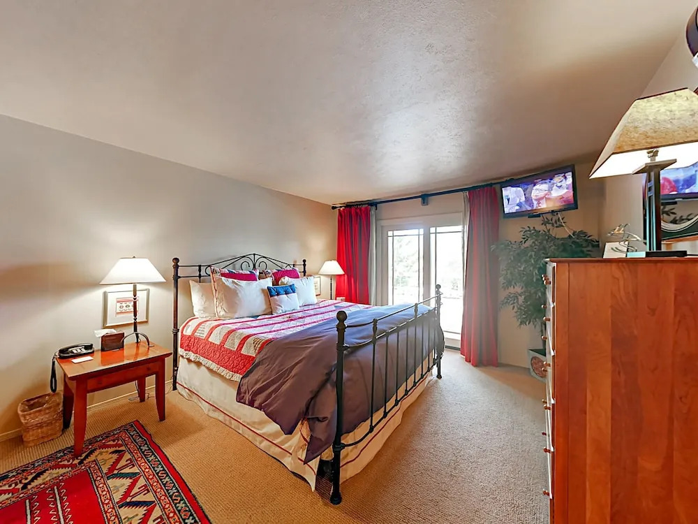 Beautiful 4br + Den W/ Hot Tub & Views - Near Slopes 4 Bedroom Home
