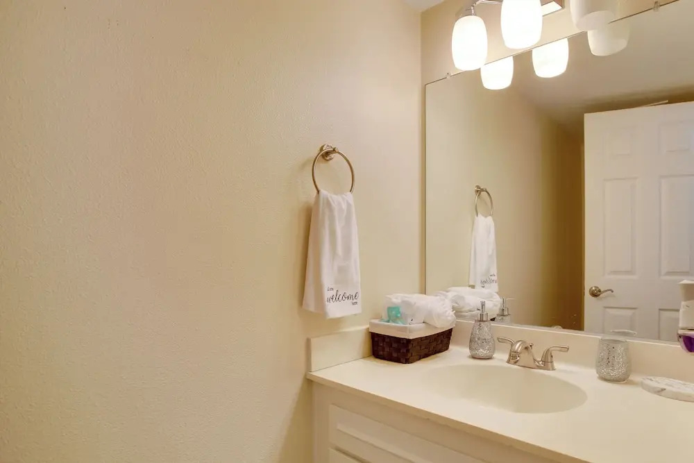 Townhome w/ Pool Access, Near Dtwn Palm Springs!