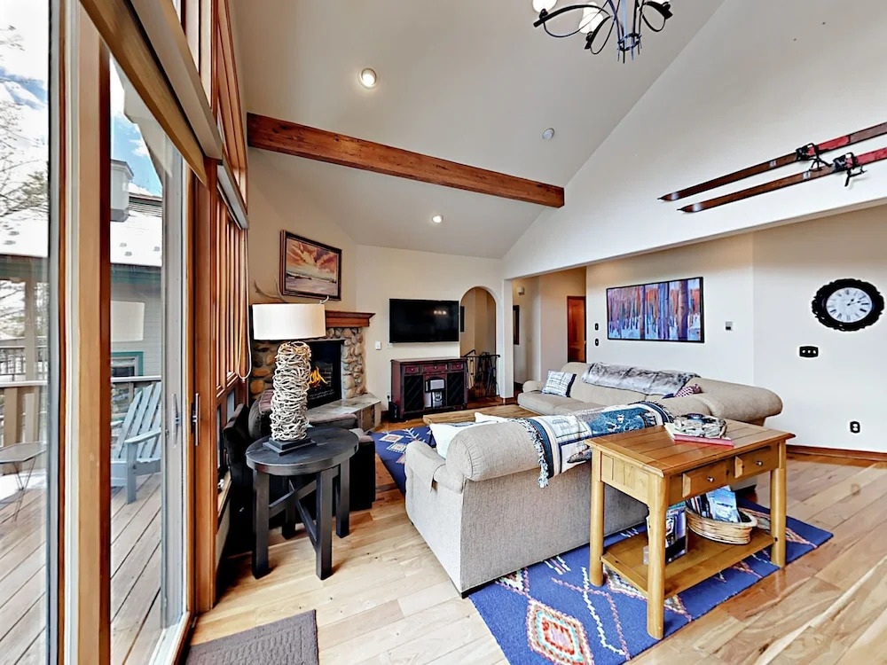 Window-lined  With Hot Tub 4 Bedroom Home