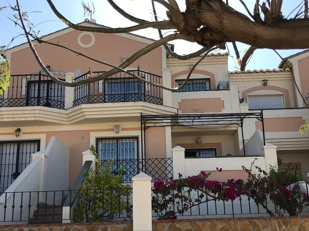 Stunning 2-Bed House in Nerja w. pool, a/c, garage