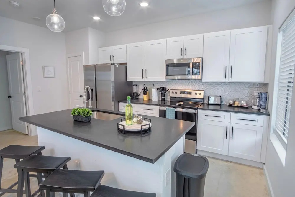 Cutting-edge Elegant 3BR 2.5ba Home Near Downtown!