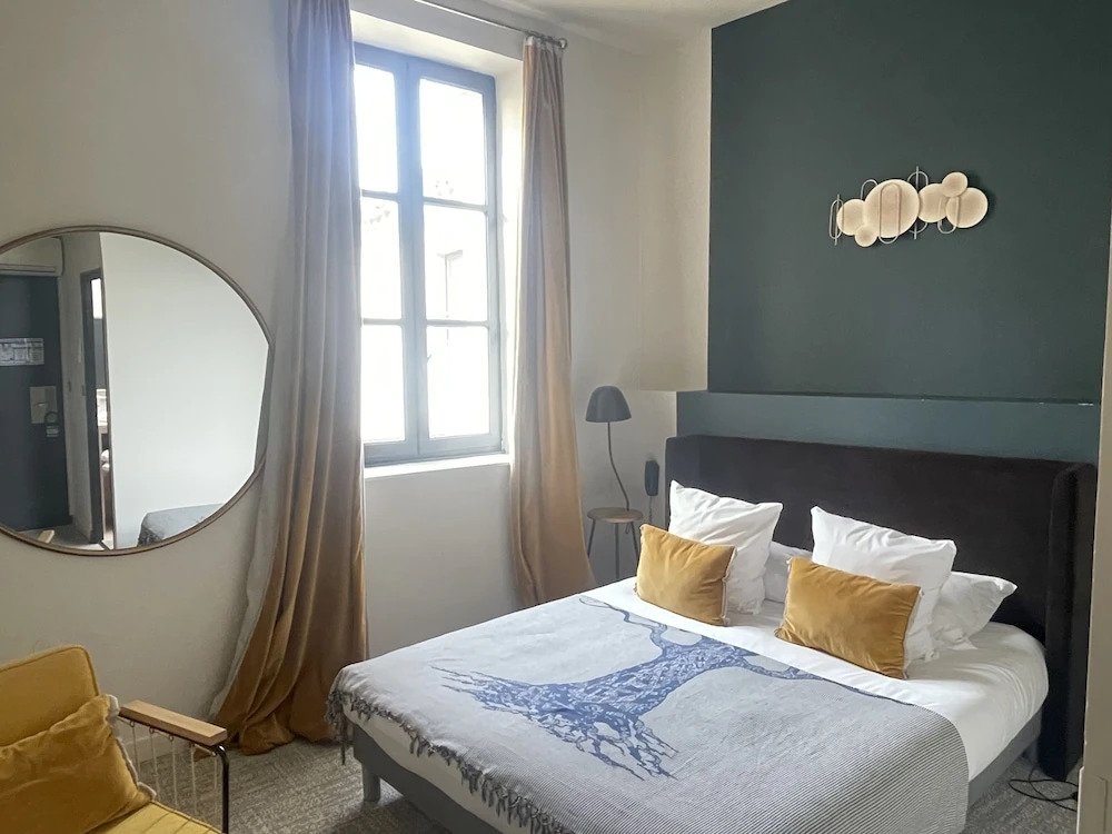 Le Victoria Boutique Hôtel - Charme au coeur du village historique - Accueil Vélo - Séminaire - Bar Lounge - Piscine