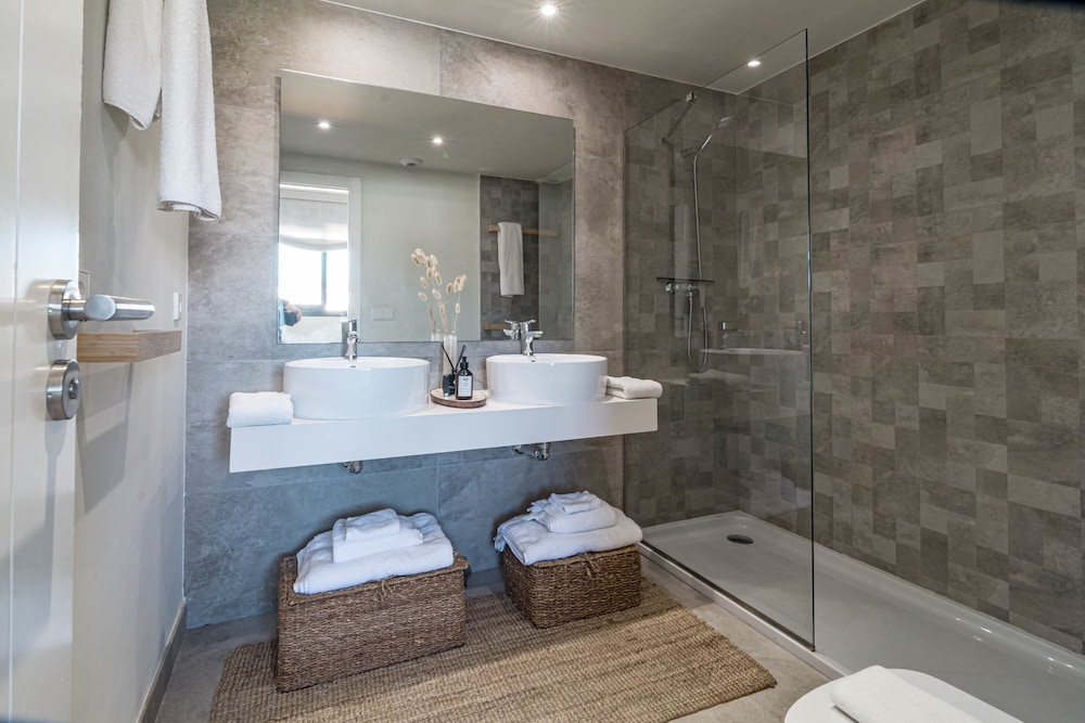 Inf2.4e - Modern 2-bed Apt With Roof top Pool