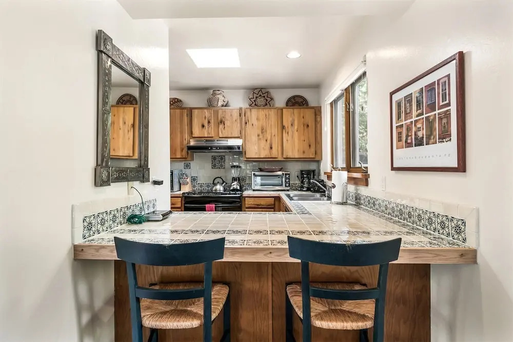 Old Santa Fe Trail - Walk Everywhere, Kiva Fireplace, Amazing Natural Light
