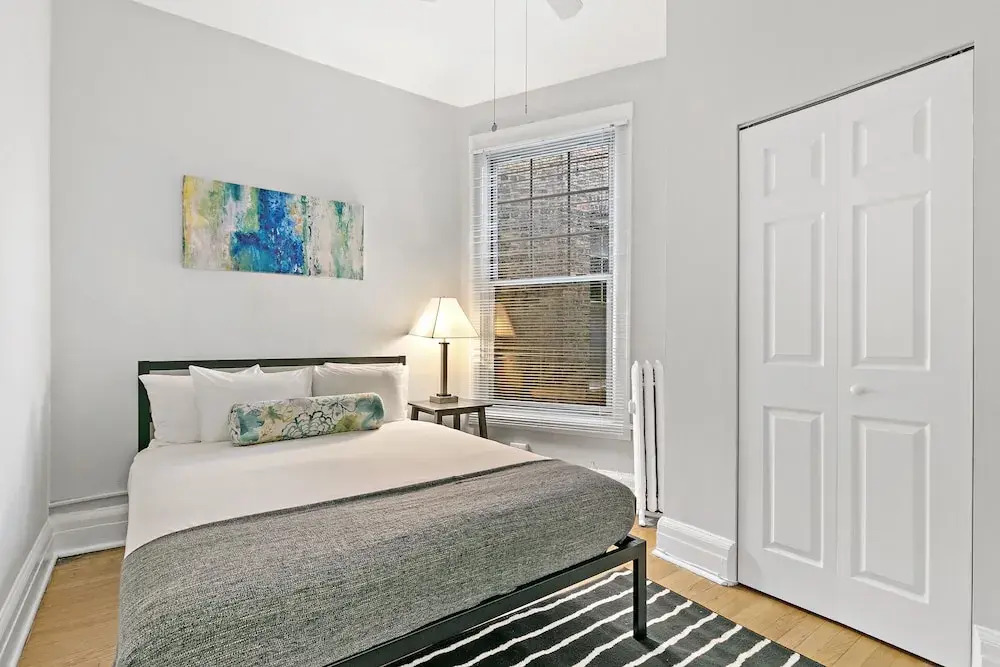 2BR near Wrigley - Grace 05-3