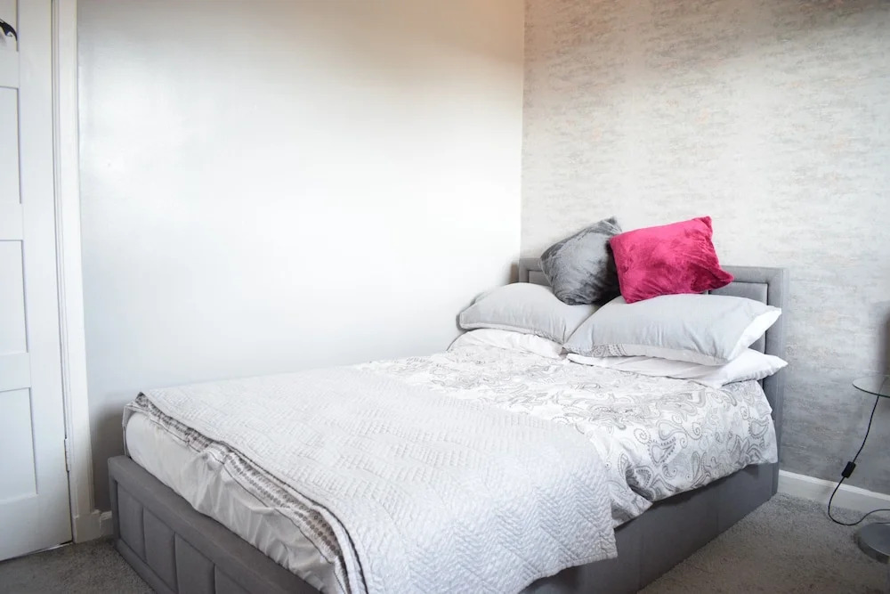 2 Bedroom Edinburgh Apartment Close To Airport