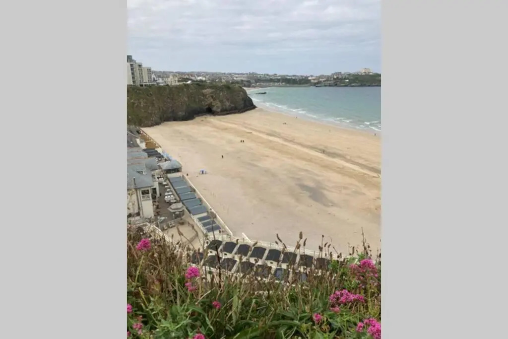 Beautiful 3 bedroom apartment by the Sea