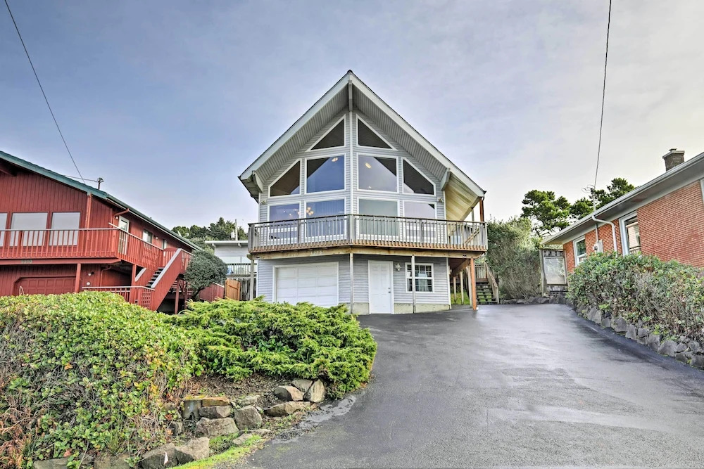 Logan Road Lookout, Lincoln City Home w/ Game Room