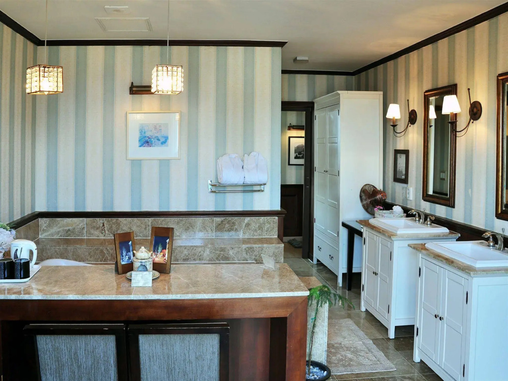 Hotel November