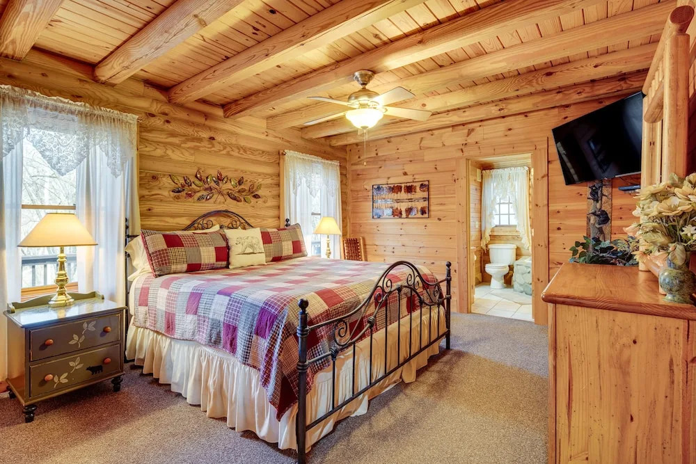 Pet-friendly Cabin w/ Loft: 5 Mi to Lake Lure!