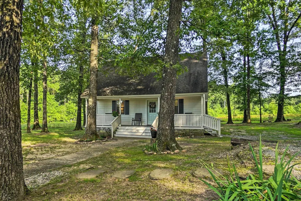 Peaceful Broken Bow Cottage w/ Fire Pit!