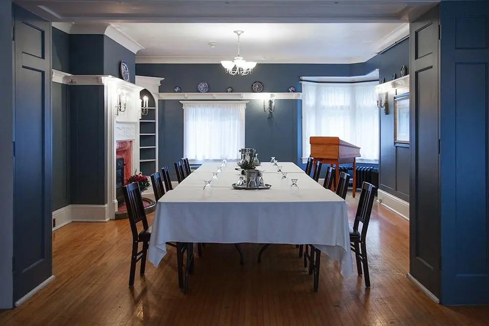 Leaside Manor