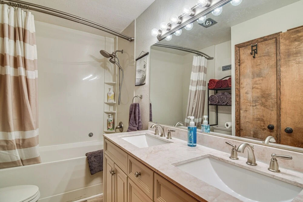< 1 Mi to Granby Rodeo! Retreat w/ Pool & Hot Tub