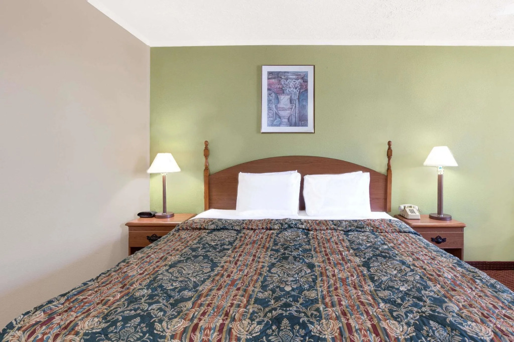 Days Inn & Suites - Sugar Land