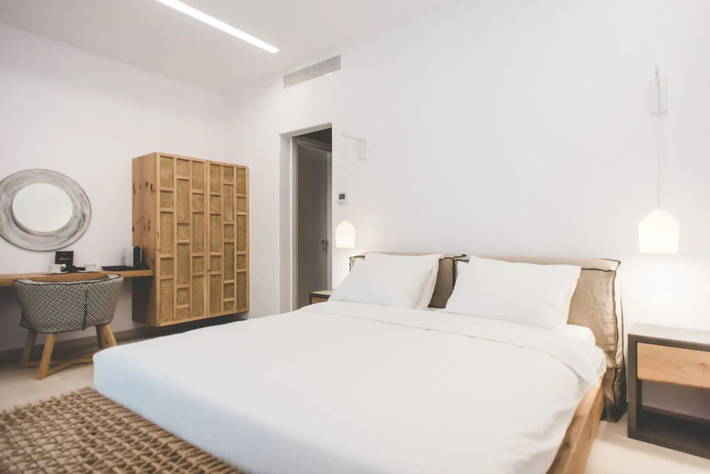 Super Paradise Hotel