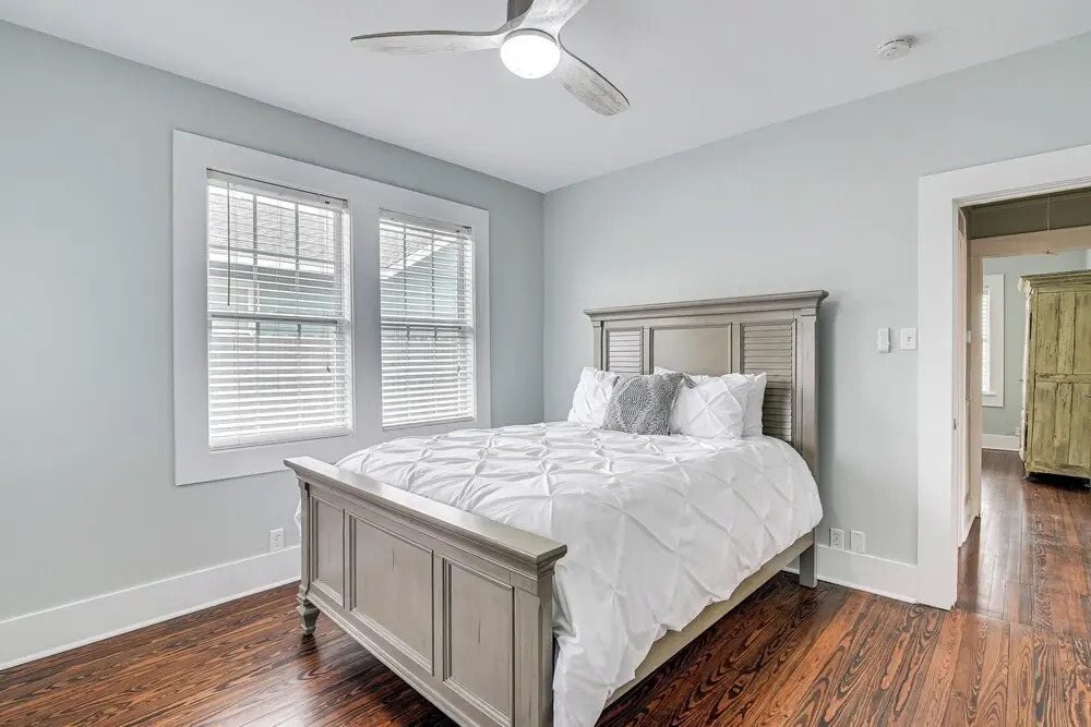 4 Mi to Moody Gardens: Sleek Home w/ Deck & Yard!