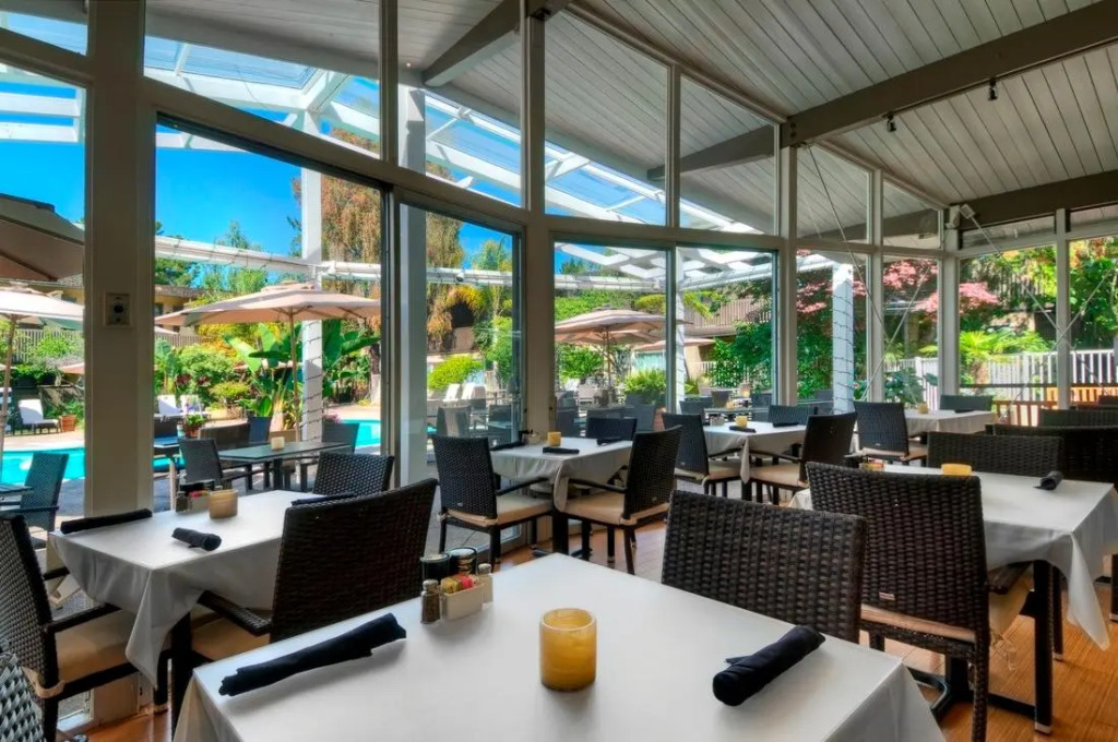 Dinahs Garden Hotel
