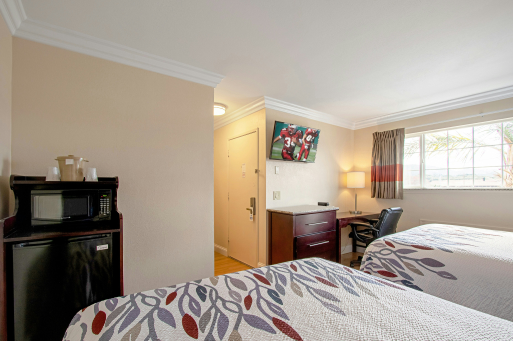 Red Roof Inn & Suites Monterey