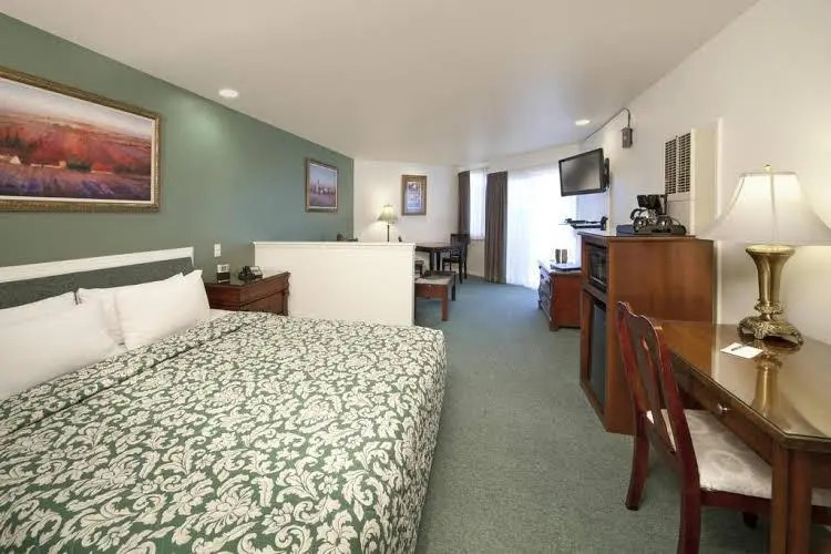 Shoreline Inn...on the beach