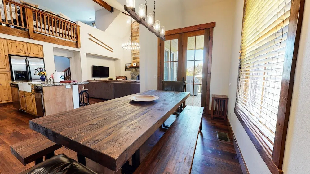 Snowcreek VI The Lodges 1127 3 Suites, Spacious with Mountain Views, Private Garage and Washer Dryer by RedAwning