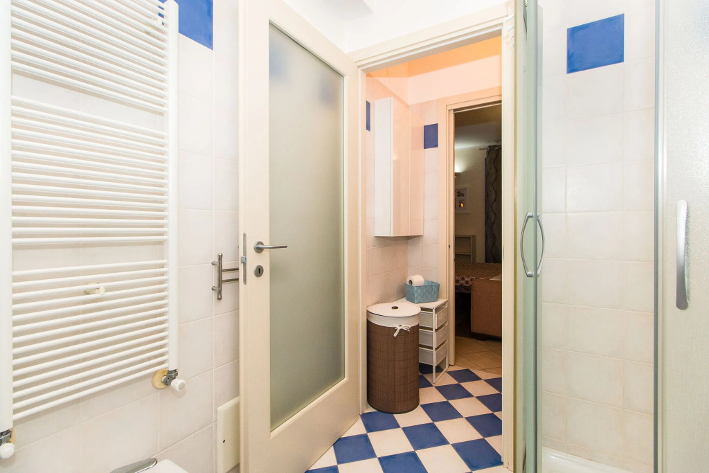Colorful Statuto Square Design Apart