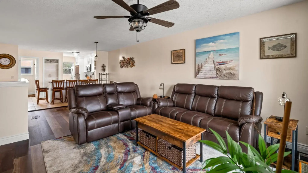 D's Beach Retreat - 2 bedroom townhome in front of Schooners with gulf views & private hot tub!