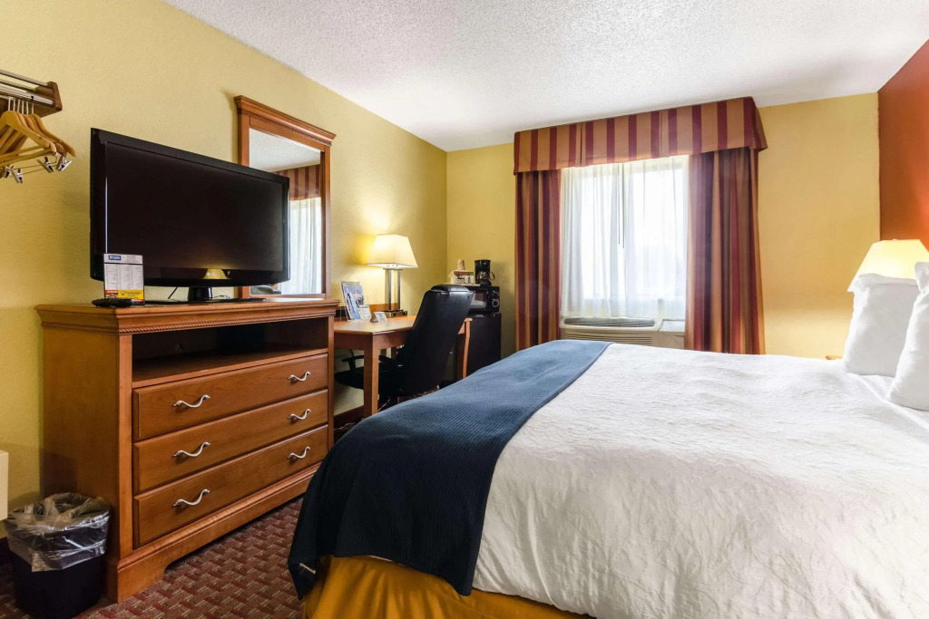 Rodeway Inn & Suites Jacksonville near Camp Lejeune