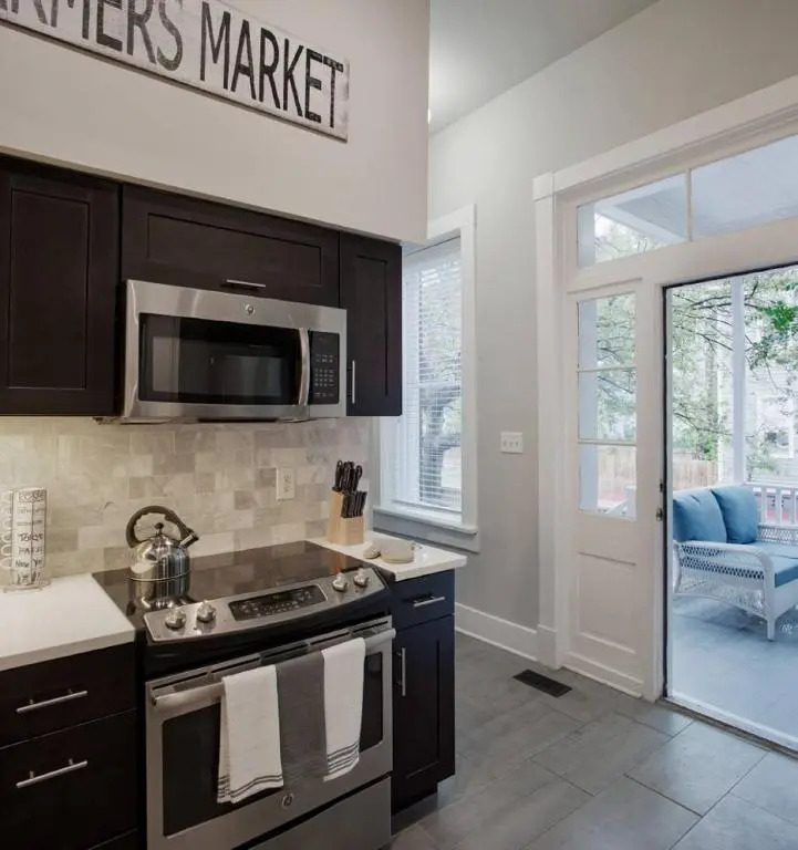 420Waldburg A · Modern Apt with Southern Charm Blocks from Forsyth